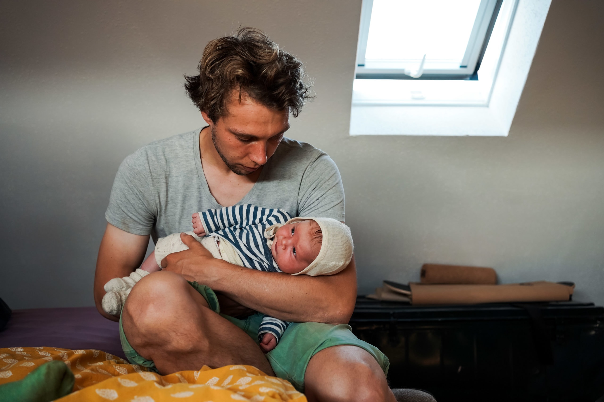 Papa und Sohn, Wochenbettfotografie Hildesheim